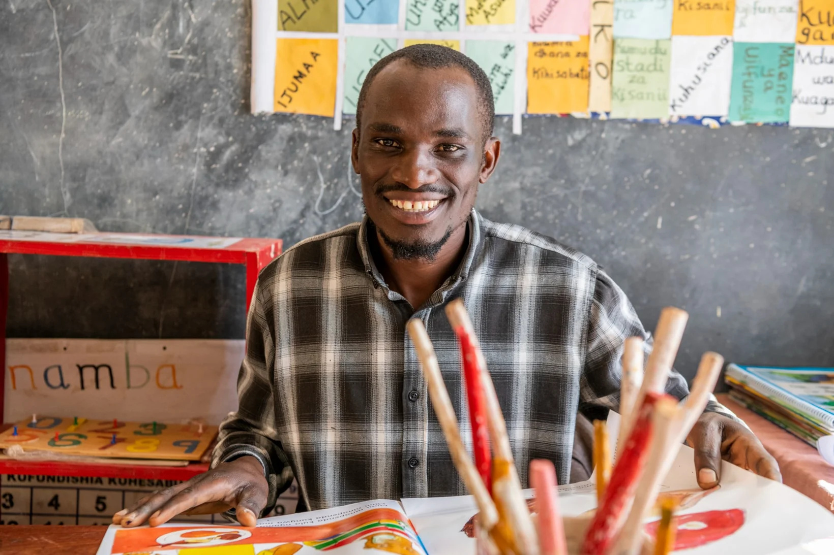lehrer sitzt am tisch