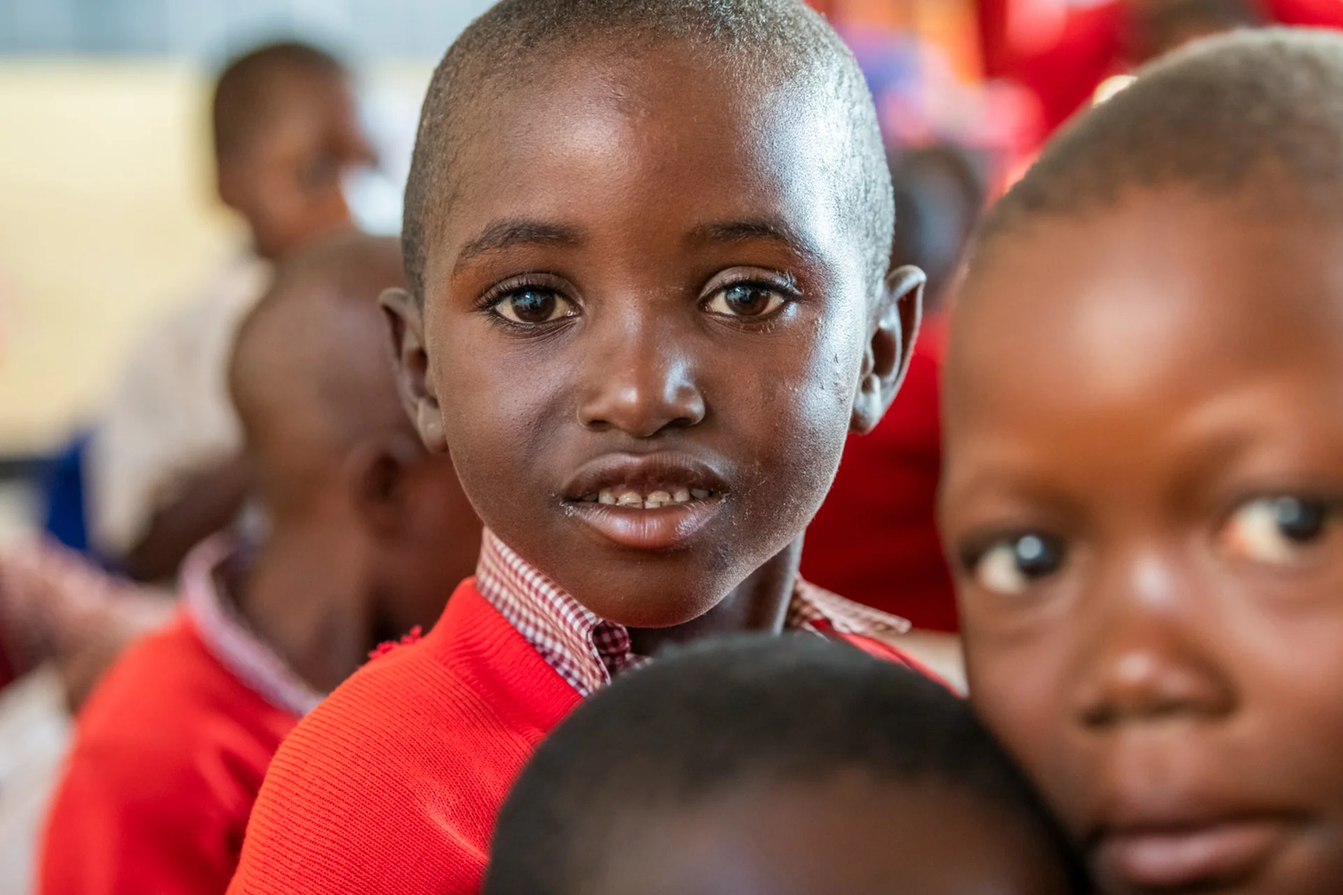 schulkinder sitzen im klassenzimmer
