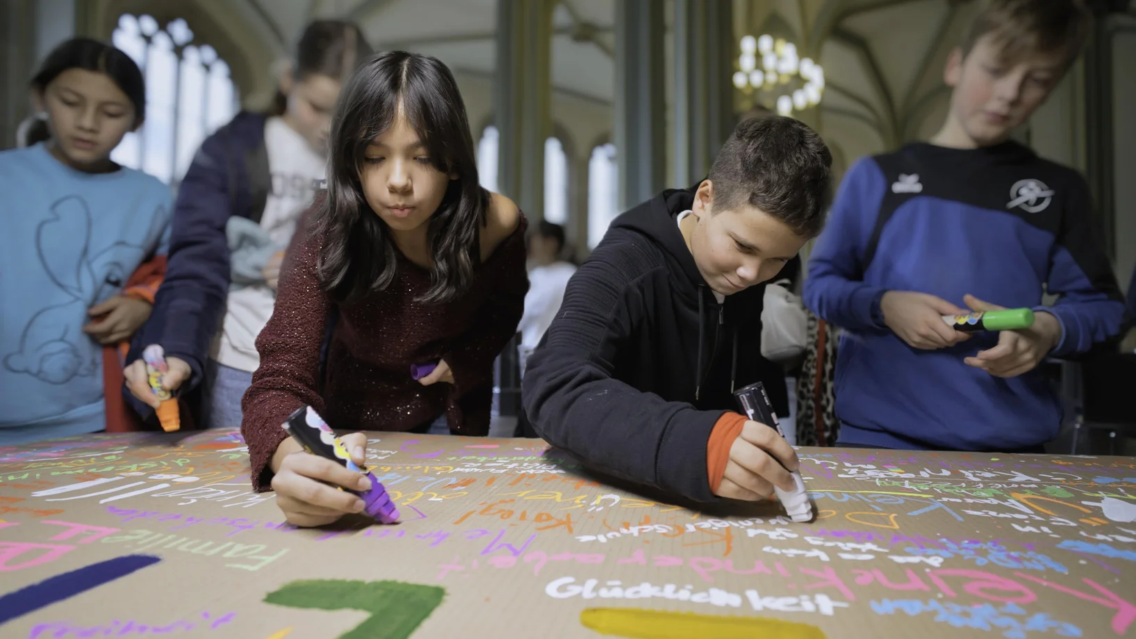 Kinder in einem Workshop